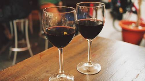 "Il vino rosso rilassa, la vodka no": la scienza analizza gli effetti dell'alcol