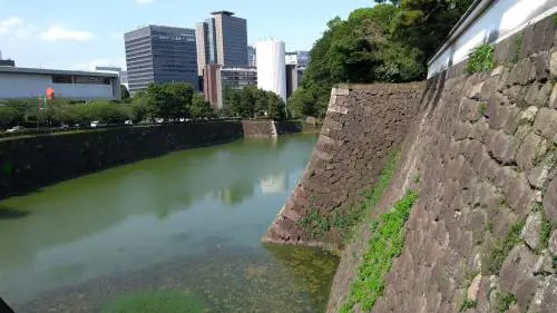 Torri, fossati e giardini eccezionali: nel Palazzo Imperiale a Tokyo