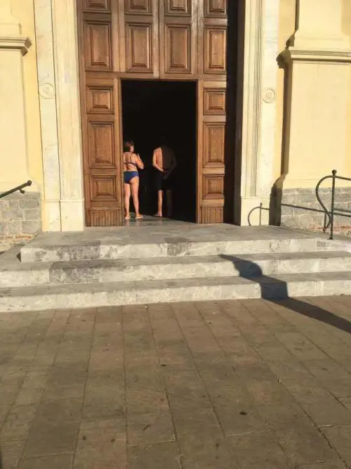 Villammare, turisti in chiesa con costume e infradito