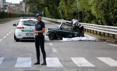 Fermo al semaforo, muore in incidente travolto da un ubriaco