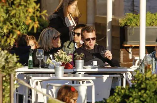 Emmanuel Macron sceglie la Francia all’Italia: annullate le vacanze in Salento