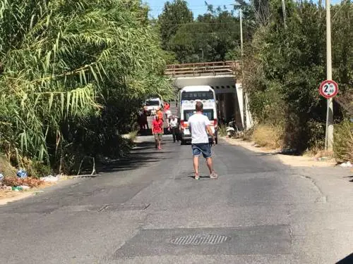 Roma, bus a due piani incastrato sotto un ponte: 4 feriti gravi