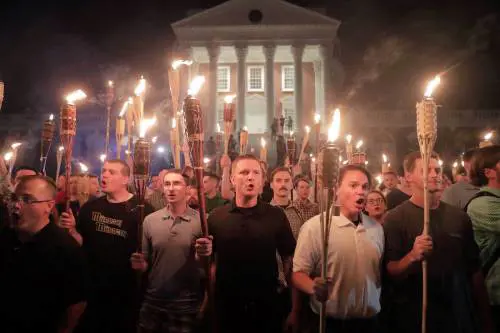 Charlottesville, sul web è caccia ai suprematisti bianchi: uno è già stato licenziato