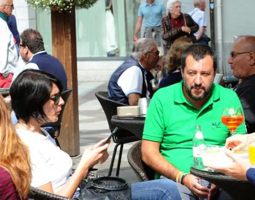 Salvini e Isoardi a Ponte di Legno tra selfie, salame e pic-nic