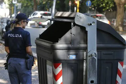 Roma, trovato un cadavere tra i cassonetti