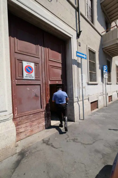 Milano, aggredisce il vicino di casa e gli sfonda il cranio: gravissimo un 62enne