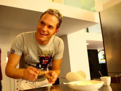 Simone Rugiati contro il ristorante di sushi: "Qui ti intossicano"