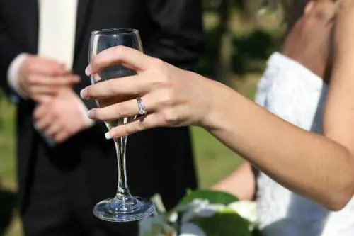 Riceve in dono un anello rubato: a processo per ricettazione