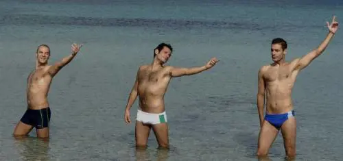 Gallipoli, coppia gay si bacia, il cameriere li riprende