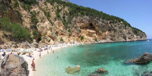Sardegna, troppi turisti: arriva la prima spiaggia a numero chiuso d'Italia