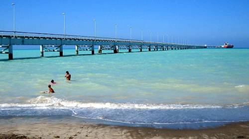 Livorno, mare e spiaggia caraibica: ma è colpa degli scarichi chimici