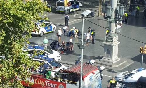 Sangue a Barcellona, furgone sulla folla nella via dei turisti: 13 morti e 100 feriti