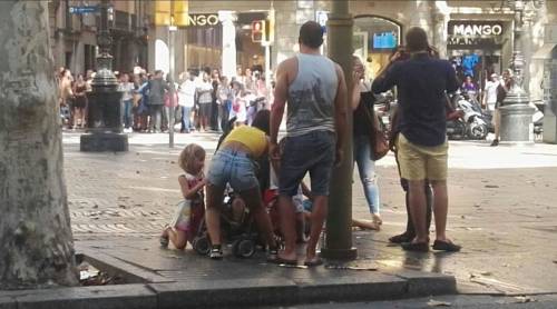 Barcellona, furgone sulla folla: i feriti sulla Rambla