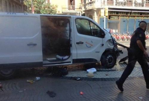 Barcellona, feriti a terra dopo attacco alla rambla