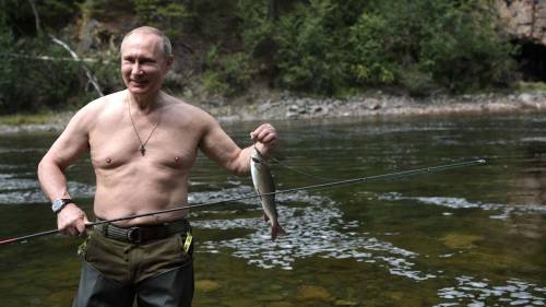 Il macho Putin a petto nudo e quei leader con la pancetta