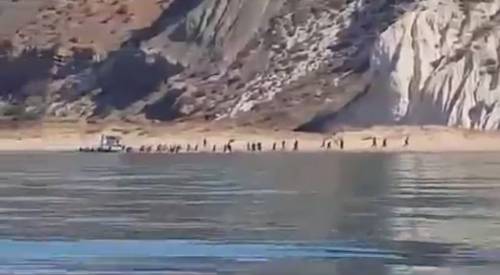 Agrigento, "carretta del mare" sbarca sulla spiaggia: 40 migranti in fuga