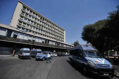 Roma, sgomberato palazzo occupato da immigrati