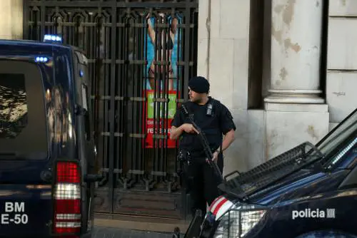 Spagna, entra armato in commissariato urlando Allah Akbar. Freddato dalla polizia