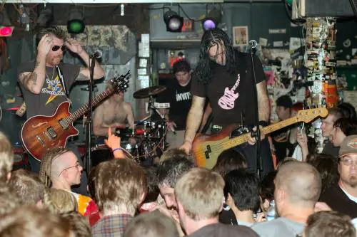 La forza del rock per "Nos amis" e contro le belve