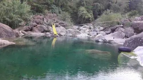 L'acqua a tutti i costi: devia il torrente per farsi la piscina