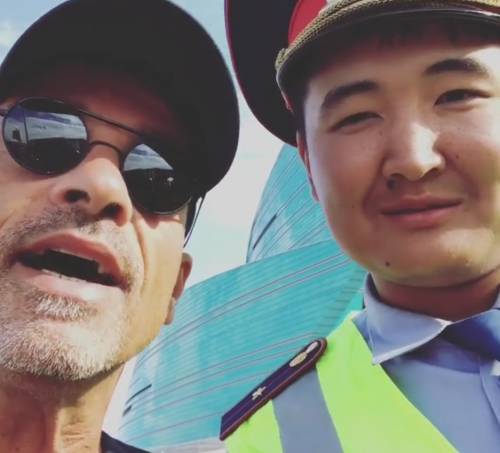 Eros Ramazzotti evita la multa cantando con il poliziotto kazako