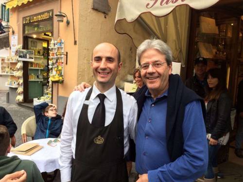 L'estate sobria della politica col maglioncino sulle spalle