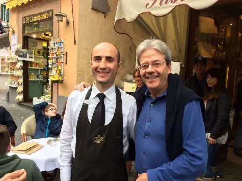 L'estate sobria della politica col maglioncino sulle spalle