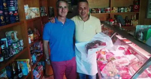 Toscana, regala del pane a uno sconosciuto che torna: "Sono l'ambasciatore Usa"