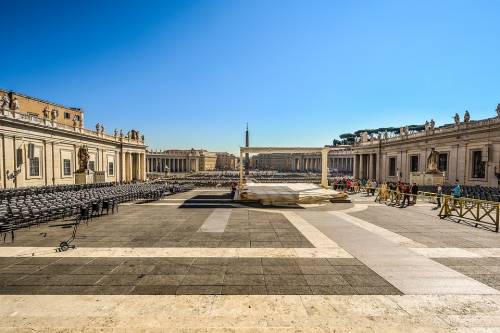 Effetto Barcellona sul Papa. Piazza San Pietro semivuota