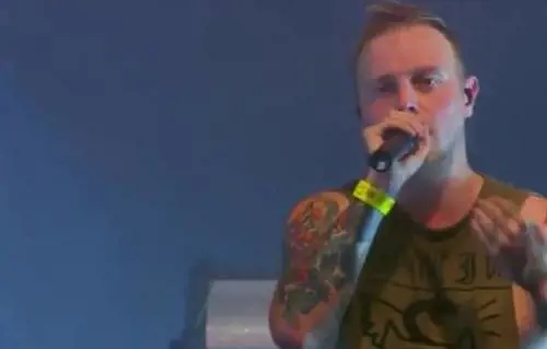 Ragazza molestata durante un concerto, il cantante si ferma: "È disgustoso"