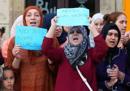 Barcellona, una foto "taroccata" svela l'ipocrisia degli islamici