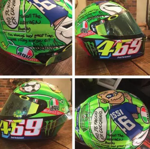 Valentino Rossi dona alla famiglia di Hayden il casco usato al Mugello