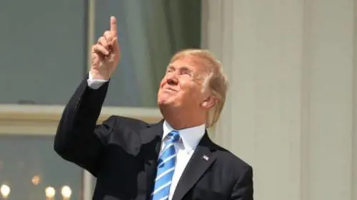 Trump guarda l'eclissi senza occhiali protettivi