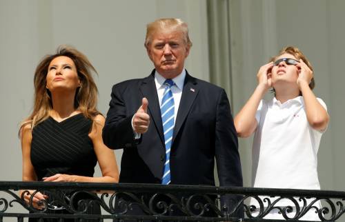 Usa, eclissi solare: Trump "dimentica" gli occhiali protettivi