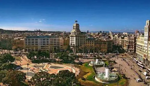 Barcellona, dopo l'attentato un calciatore presta i primi soccorsi 