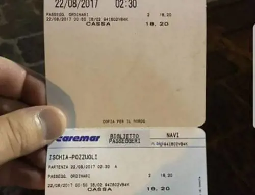 Ischia, isolani e turisti al porto: polemica per i biglietti dei traghetti