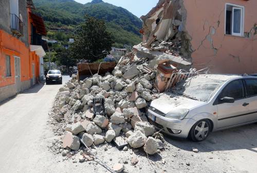 Terremoto a Ischia, polemica sulle case: "Non si può morire così"