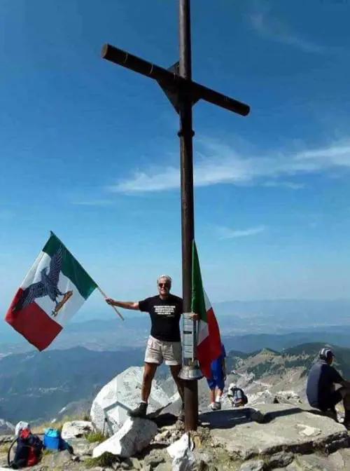 La bandiera di Salò in vetta: bufera su un professore