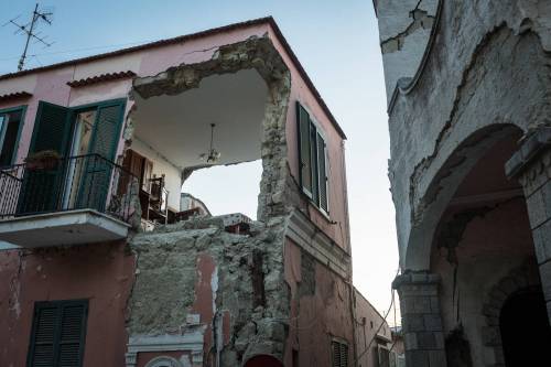 Terremoto Ischia, la procura valuta un'inchiesta per disastro e omicidio colposo