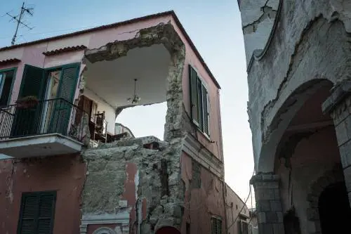 Abusive anche le caserme A Ischia è mattone selvaggio