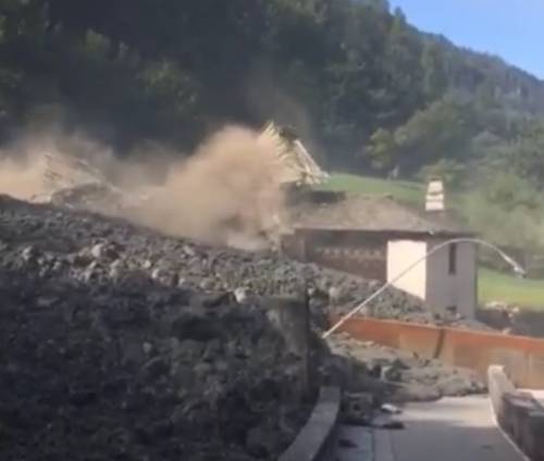 Svizzera, frana in Val Bregaglia: 200 persone sfollate e strada chiusa