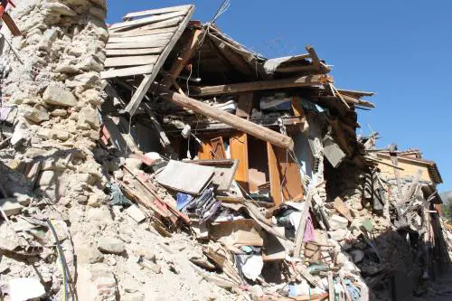 Amatrice, il vescovo punge i politici: basta rinvii L’allarme per i bambini: "Ancora tra le macerie"