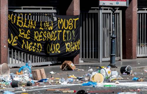 Roma, tensioni durante lo sgombero dei migranti abusivi