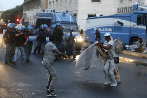Dopo le bombole, le accuse. Attacco totale alla polizia