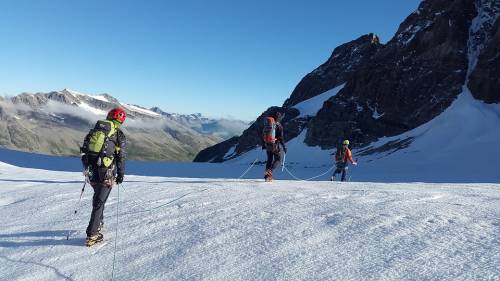 Trentino, incidente per cordata di 8 alpinisti: un morto e tre feriti gravi