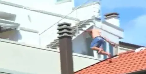 Algerino violenta la moglie e tenta suicidio. Passanti urlano: 'Uno di meno'