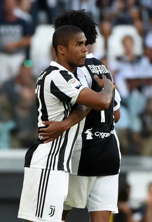 Bayern, Hoeness al veleno su Douglas Costa: "Un mercenario"