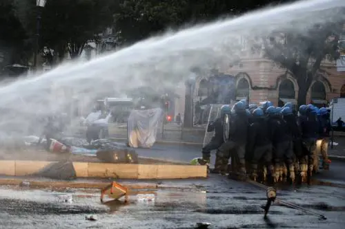 Migranti sgomberati, l'ira dei poliziotti: "Questo scempio deve finire"