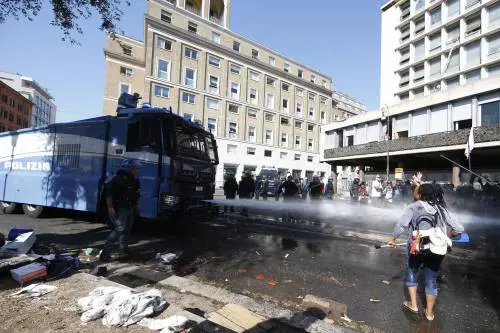 Rivolta degli immigrati La polizia difende l'Italia