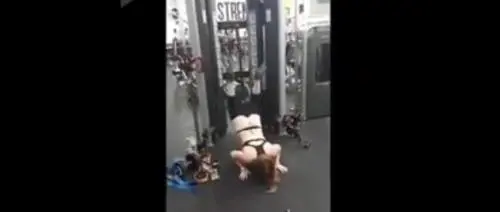 Incidente hot in palestra: fa l'esercizio e le volano via i pantaloni